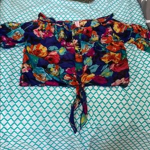 Floral crop top with short sleeves